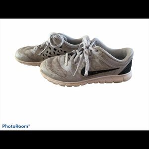 Unisex Nike kids athletic shoe size 1 youth